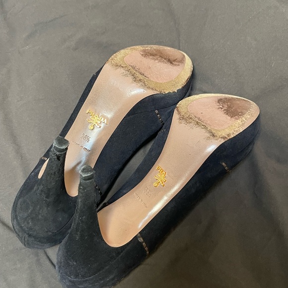 Prada Navy Suede Pumps with gorgeous stitching- no longer fit me! - Picture 4 of 9